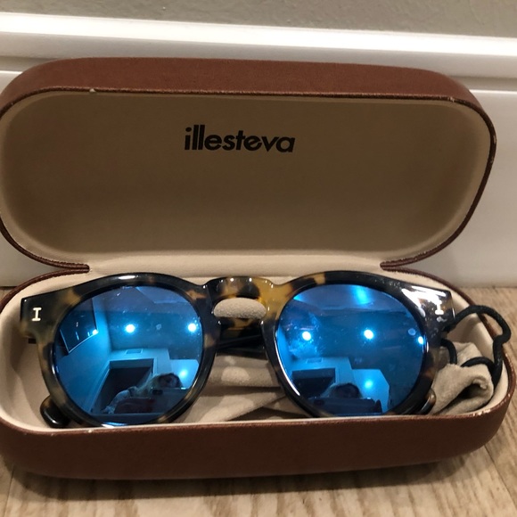 Illesteva Accessories - Like New! Illesteva mirrored lens sunglasses!